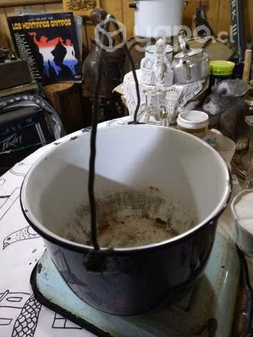 Antigua olla enlozada de colgar 5 litros app rota
