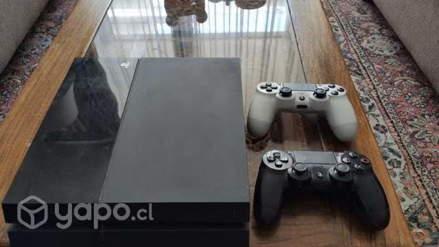 PS4 fat (usada) + 2 controles + 16 juegos PS4