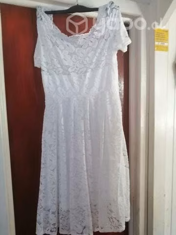Vestidos nuevos, sin uso ni posturas.