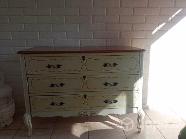 Hermosa cómoda normando antigua, cubierta roble