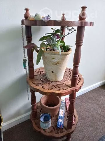 Mueble de madera tallado y con incrustaciones