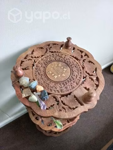Mueble de madera tallado y con incrustaciones