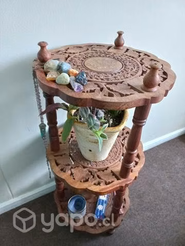 Mueble de madera tallado y con incrustaciones
