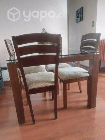 Comedor madera con cubierta vidrio con 4 sillas