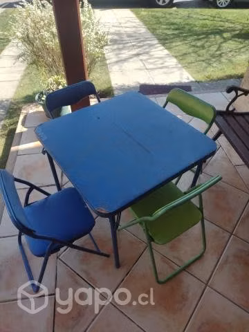 Juego de Mesa y 4 sillitas para niños usadas