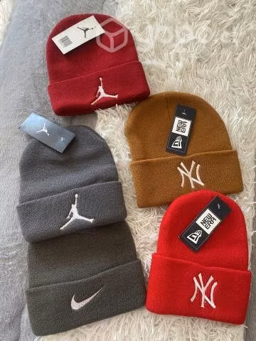Gorros de lana bordados