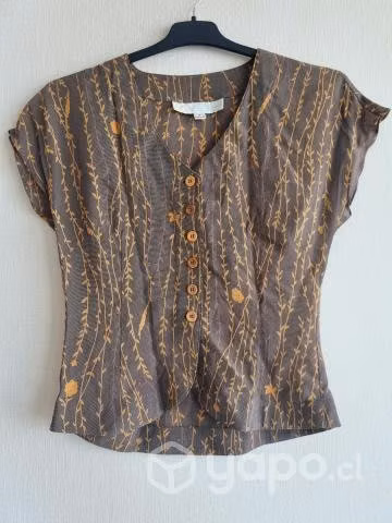 Blusa estampado dorado. Botones mangas cortas. S