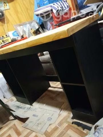 Escritorio de madera, barnizado