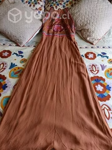 Bello vestido UMBRALE bordado talla M largo