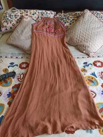 Bello vestido UMBRALE bordado talla M largo