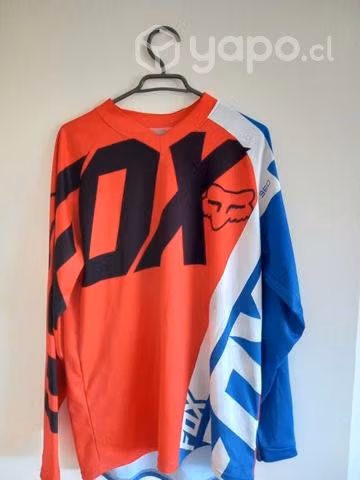 Polera Fox manga larga
