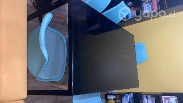 Mesa de metal cubierta vidrio