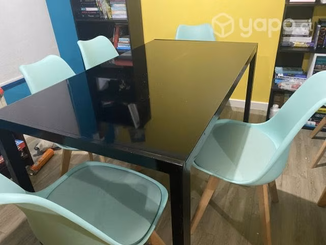 Mesa de metal cubierta vidrio