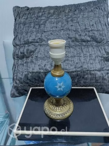 Antigua y hermosa lámpara de velador con esfera de