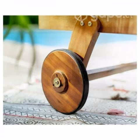 Reposeras de madera con cojín blanco