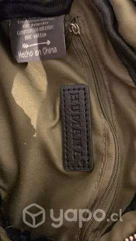 Cartera negra con cadena