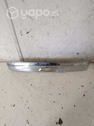 Moldura Portalon Con logo (CCB080) Chevrolet Capti