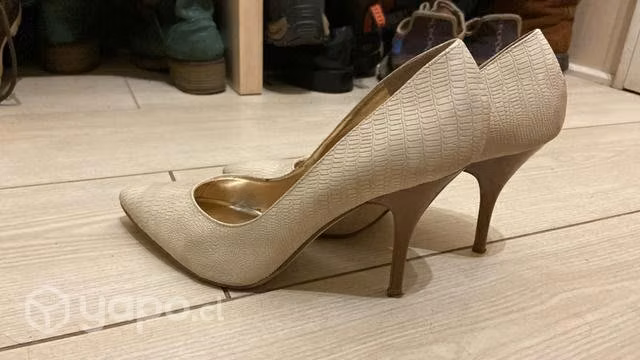 Zapatos color beige marca Guess talla 37 - Imagen 2