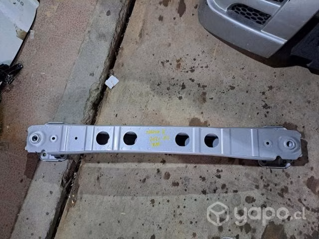Mazda 3 2022 refuerzo trasero