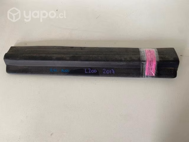 Tapiz cubre zocalo delantero der L200 2017