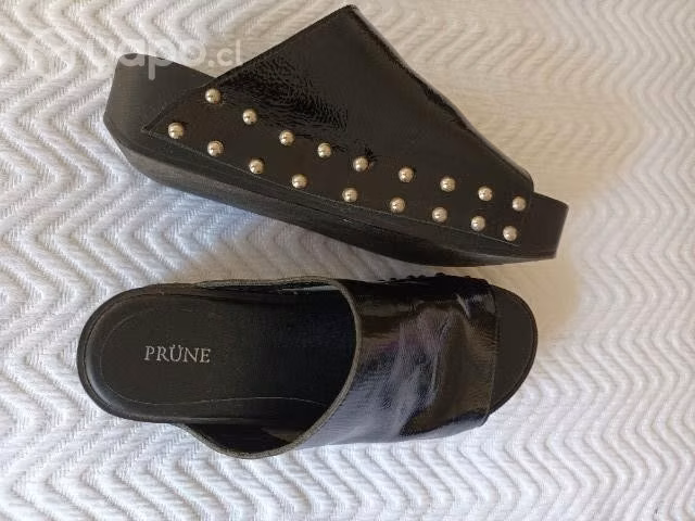 Sandalias con tachas Prune