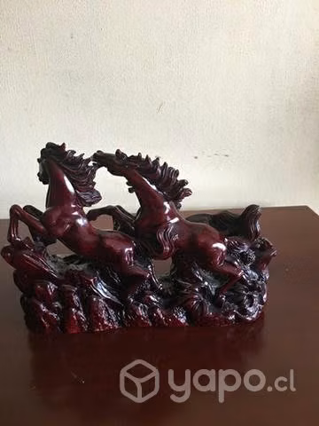 Hermosa figura con 3 caballos