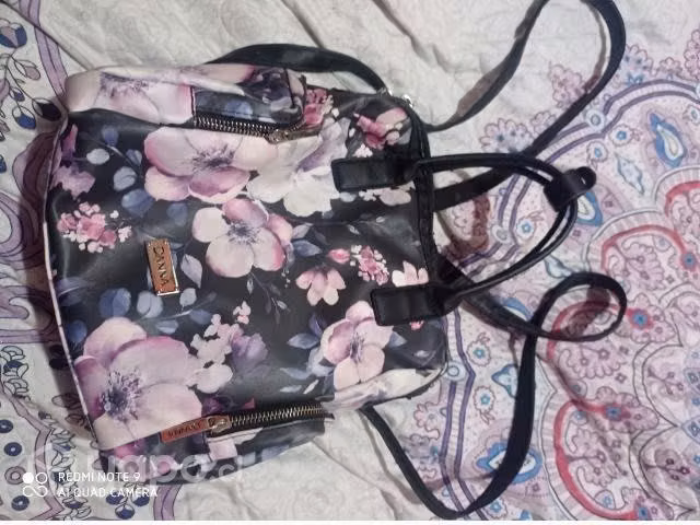 Mochila tipo cartera SEI. Pequeño detalle