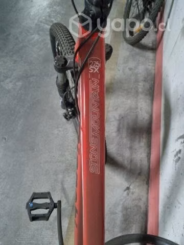 Bicicletas y sillas de bar