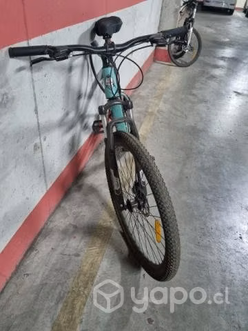 Bicicletas y sillas de bar
