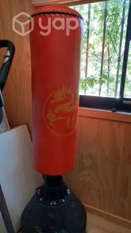 Saco de boxeo con guantes