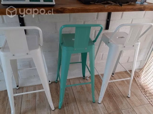 Barra más taburetes