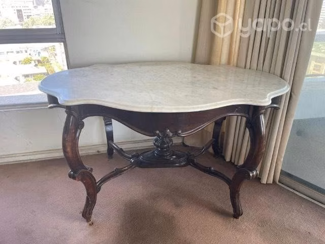 Mesa antigua de madera con cubierta de mármol.