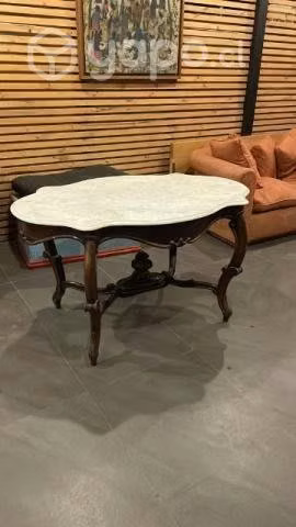 Mesa antigua de madera con cubierta de mármol. - Imagen 2