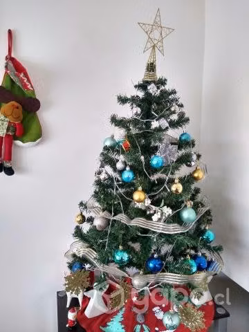 Árbol de navidad con adornos - Imagen 3