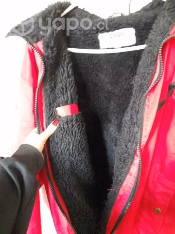 Parka roja con chiporro por dentro