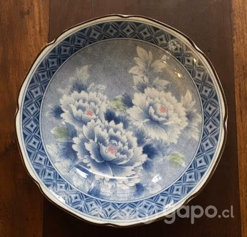 Plato decorativo Peonías. Porcelana japonesa
