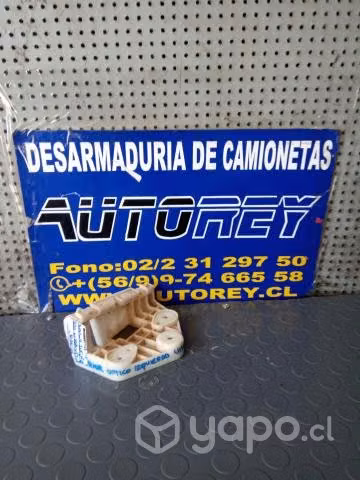 Mensula inf izq Nissan np300 2018