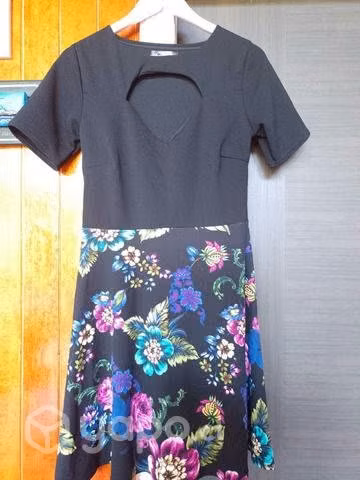 Vestido negro con estampado floral