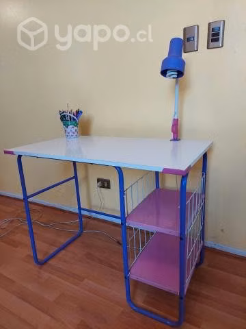 Escritorio con lámpara y silla