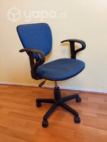 Escritorio con lámpara y silla