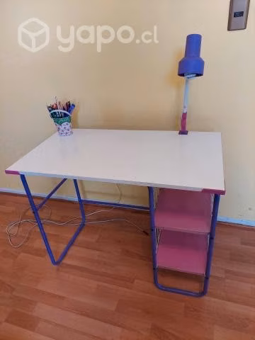 Escritorio con lámpara y silla
