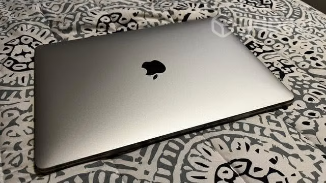 Macbook pro touch bar 13" 256 gb 8gb ram 1.4 ghzqc