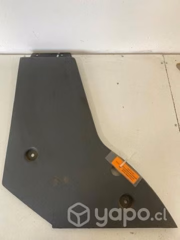 Tapiz cubre pilar trasero izq inf Mahindra 2016