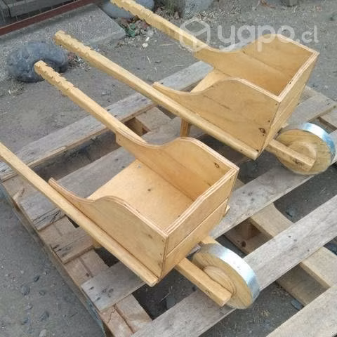 Porta maceteros forma carretilla