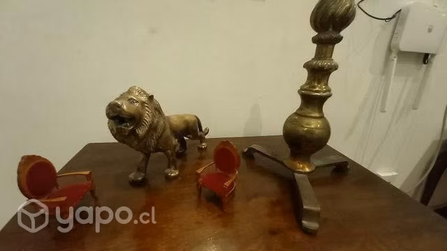 León de bronce y antorcha