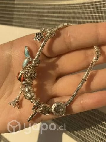 Pandora Usada con 9 charms