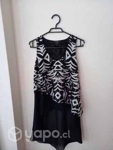 Blusas y polera casi regaladas - Imagen 2