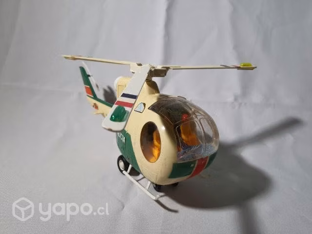 Hermoso helicóptero a baterías, una excelente piez