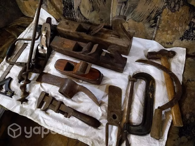 Antigüedades ,reliquias,del pasado ,herramientas