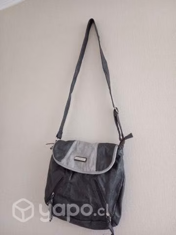 Carteras usadas con algunos detalles por uso.